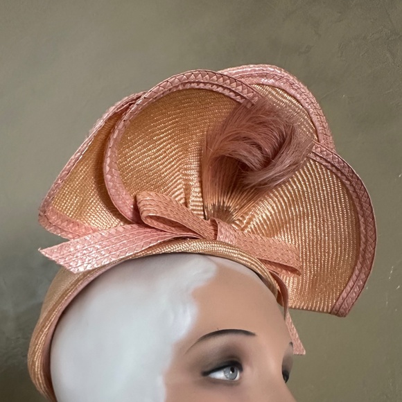 BEWITCHING 1960s\' GOLD COLOR STRAW + PINK EDGING, UPTURNED BRIM + CURLY FEATHERS main image 12